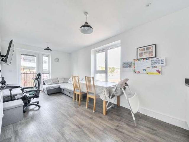 Flat for sale in Daws Hill, Cressex