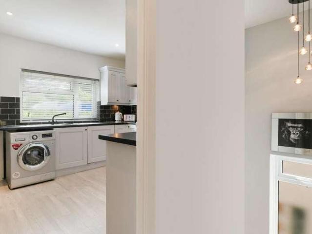 Flat for sale in Stoneleigh, Ewell