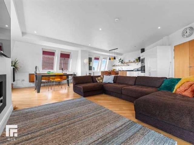 Flat for sale in Cardiff Bay, Falcon Lodge