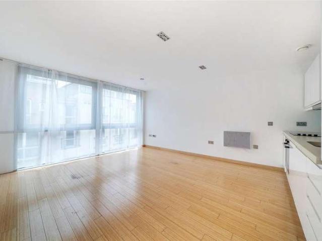 Flat for sale in Kingston Upon Thames, Norbiton
