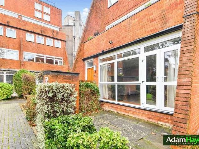 Flat for sale in Woodside Park, Greater London