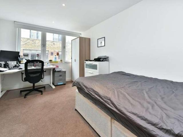 Flat for sale in Hoxton, Greater London