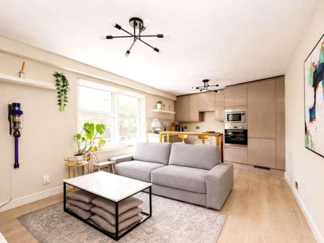 Flat for sale in North Kensington, Greater London
