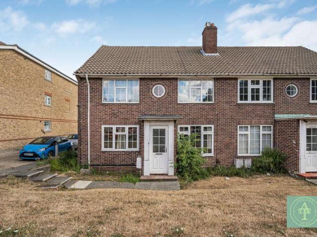 Flat for sale in Cockfosters, Greater London
