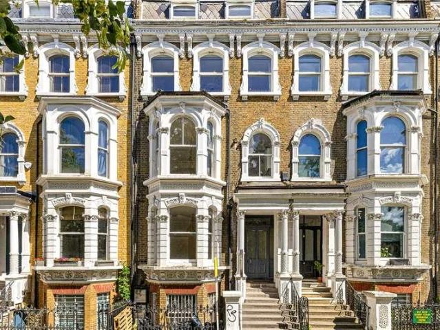 Flat for sale in Clapham, Greater London