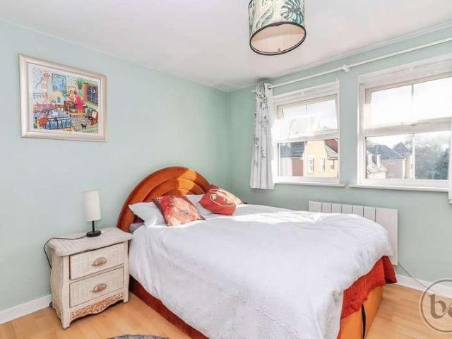 Flat for sale in Shinfield