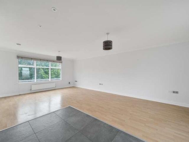 Flat for sale in Norbiton, Greater London