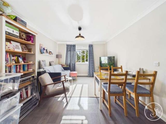 Flat for sale in Gledhow Park, Leeds