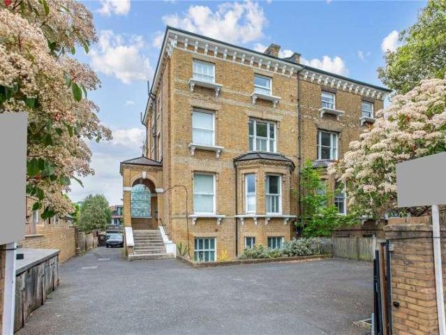 Flat for sale in Balham, Greater London