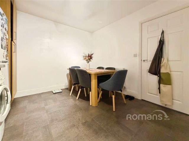 Flat for sale in Heol-las, Surrey