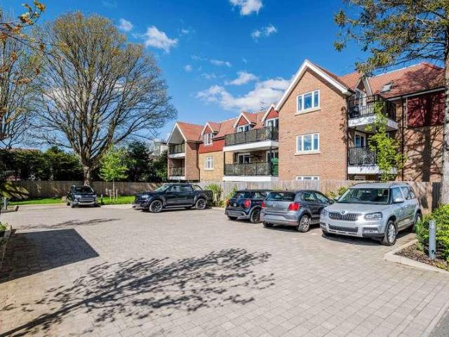 Flat for sale in Hillview, Surrey