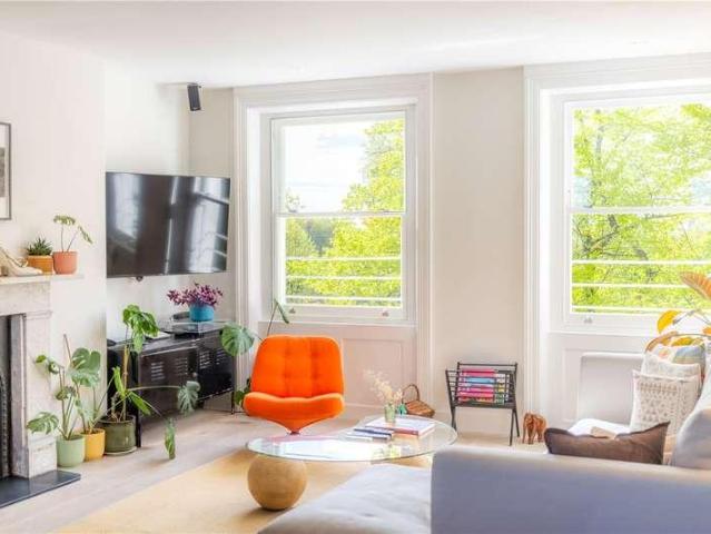 Flat for sale in Clapham, Greater London