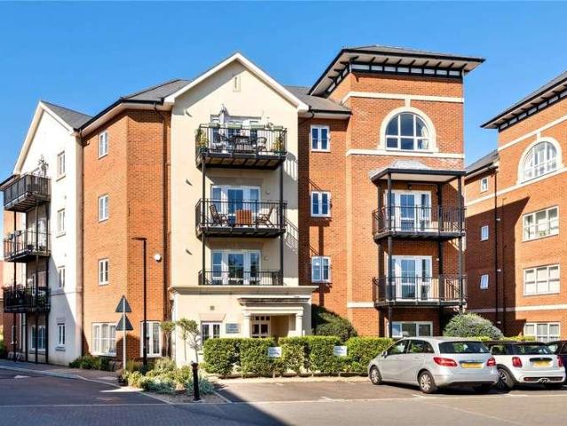 Flat for sale in Hersham, Elmbridge