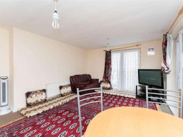 Flat for sale in London Borough of Ealing, Greater London