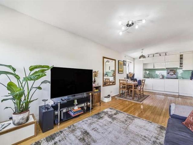 Flat for sale in Clapham Junction, Greater London