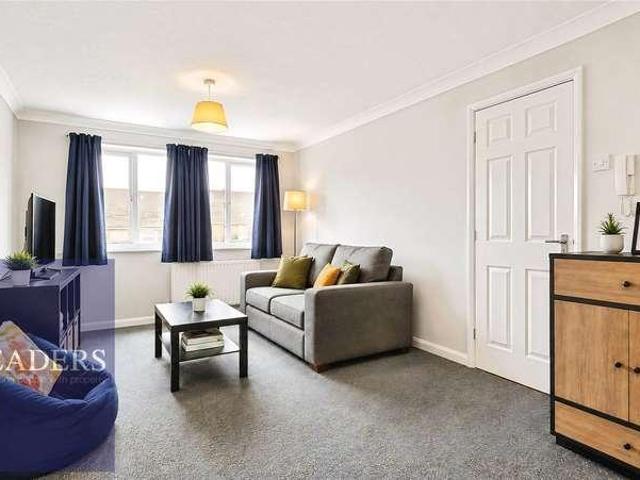 Flat for sale in Chipping Hill, Essex