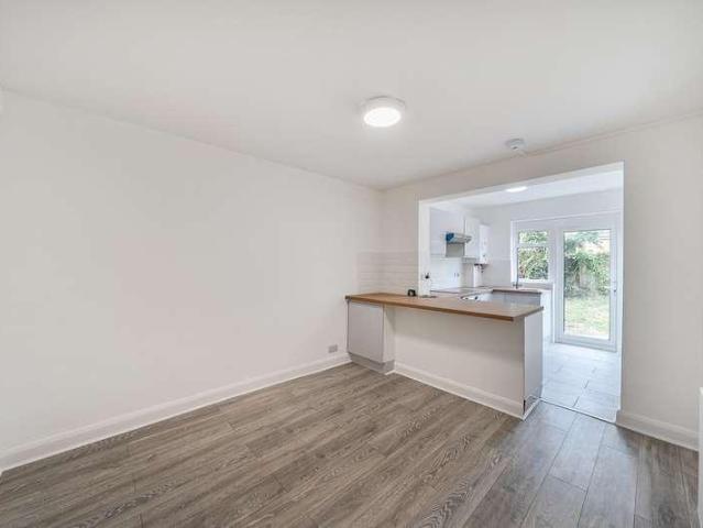 Flat for sale in Lane, Greater London