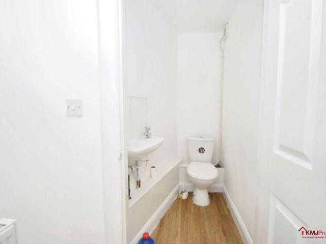 Flat for sale in Jarvis Brook, Cross In Hand