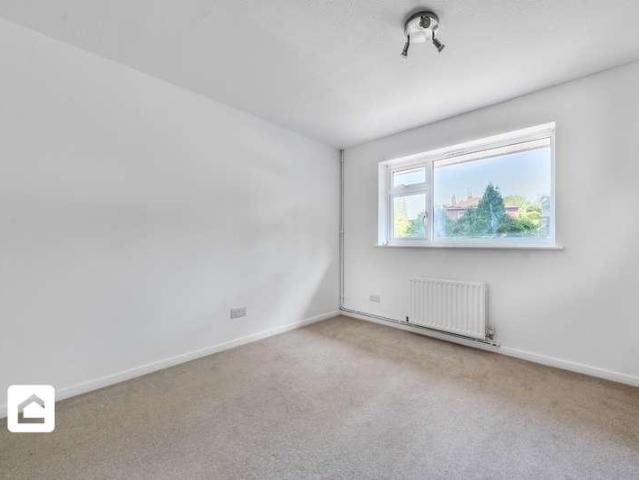 Flat for sale in Tower Hill, Pachesham Park