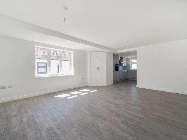 Flat for sale in Cranbourne, Winkfield