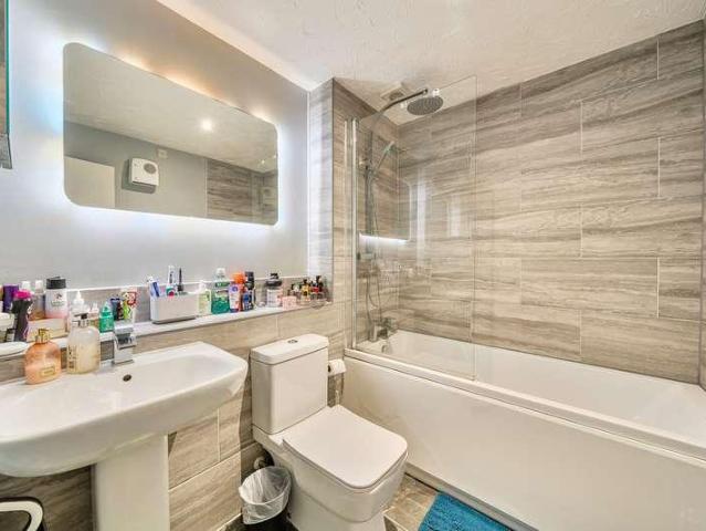 Flat for sale in Batchworth
