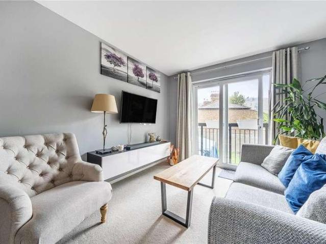 Flat for sale in London Borough of Lewisham, Forest Hill