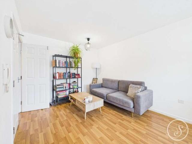 Flat for sale in Farnley, West Yorkshire