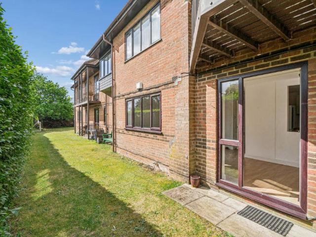 Flat for sale in Lunnon, Buckinghamshire