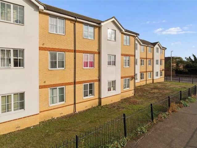 Flat for sale in Vange, Basildon