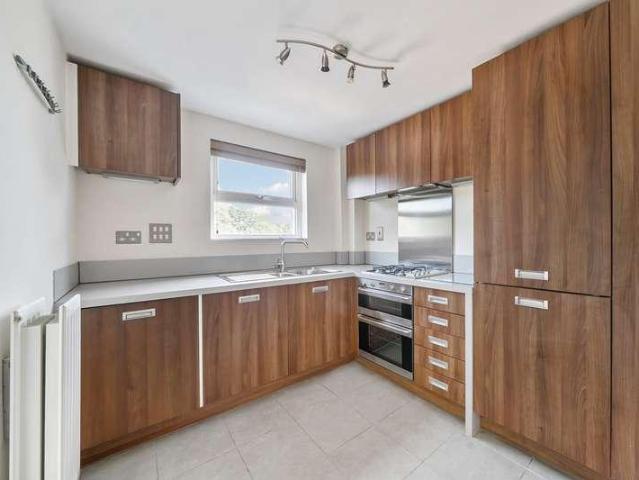 Flat for sale in Batchworth