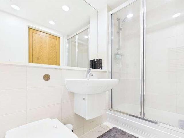 Flat for sale in Heol-las, Surrey