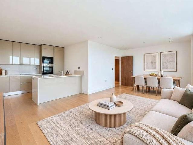 Flat for sale in London Borough of Ealing, Greater London