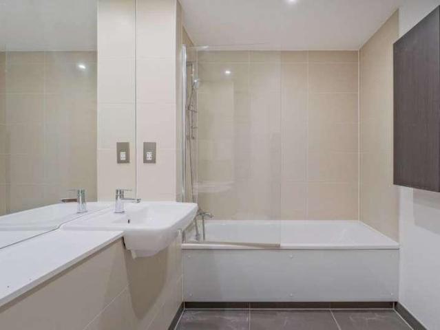Flat for sale in E16, London