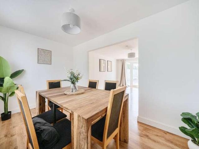 Flat for sale in Red Hill, Surrey