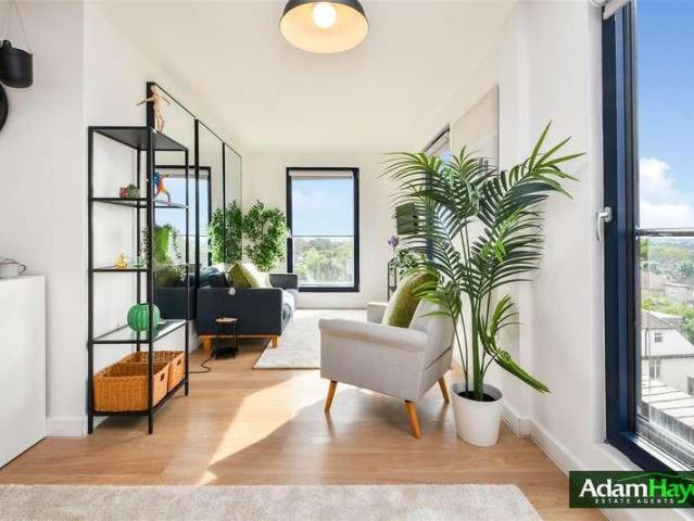 Flat for sale in Whetstone, Greater London