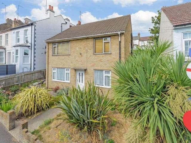 Flat for sale in Lessness Heath, Greater London