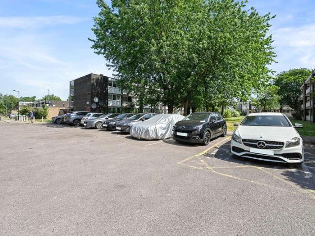 Flat for sale in Brondesbury, Greater London