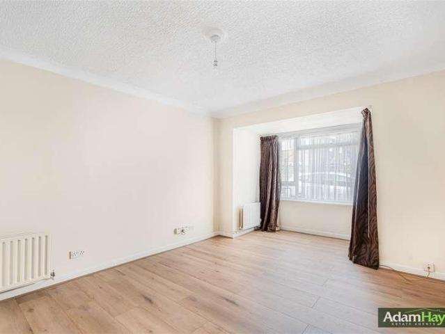 Flat for sale in North Finchley, Greater London