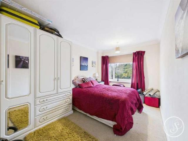 Flat for sale in Roundhay, West Yorkshire