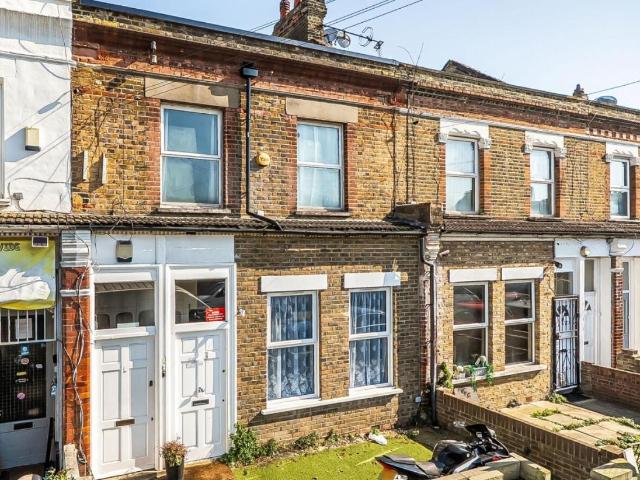 Flat for sale in London Borough of Lewisham, Greater London