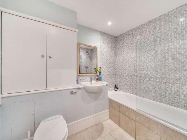 Flat for sale in Archway, Greater London