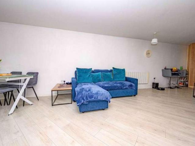 Flat for sale in St Albans, Five Acres