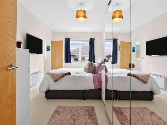 Flat for sale in Marks Gate, Greater London
