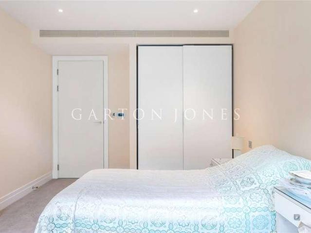 Flat for sale in Nine Elms, Greater London