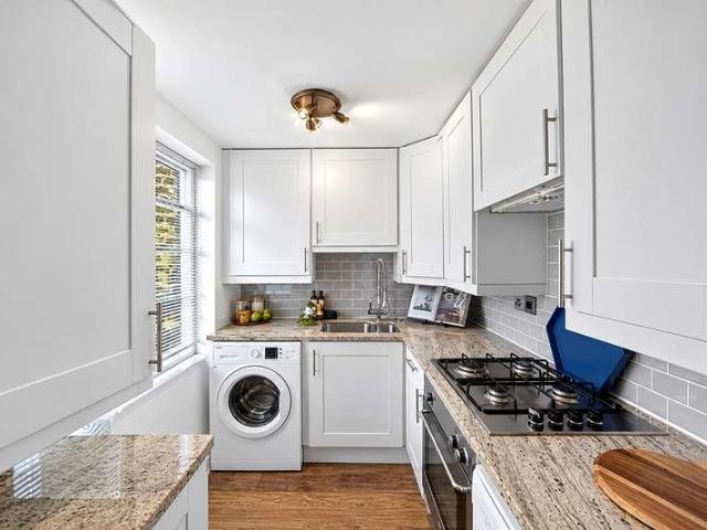 Flat for sale in Earl's Court, Greater London