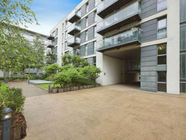 Flat for sale in Hayes, Greater London