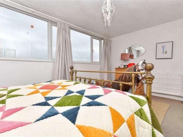 Flat for sale in Wallington, Greater London