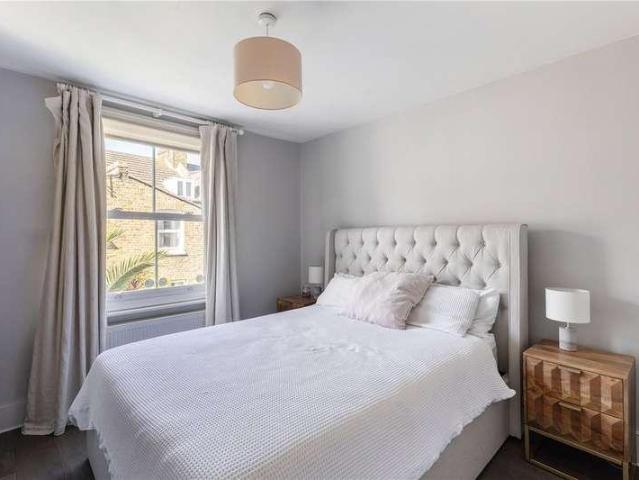Flat for sale in London Borough of Lambeth, Greater London