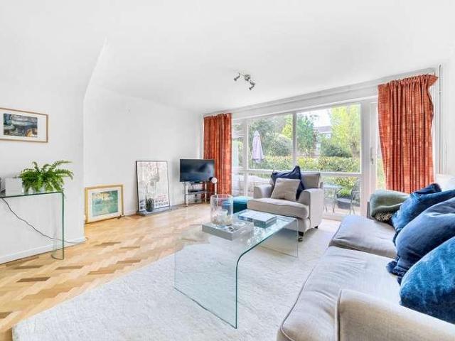 Flat for sale in Teddington, Hampton Wick