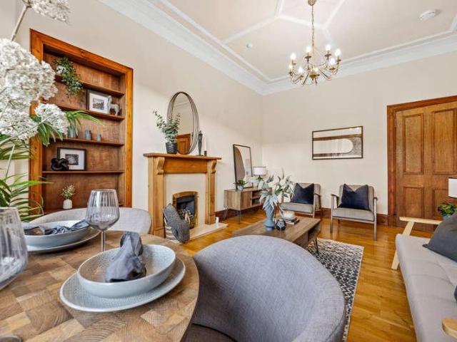 Flat for sale in Hyndland, Scotland